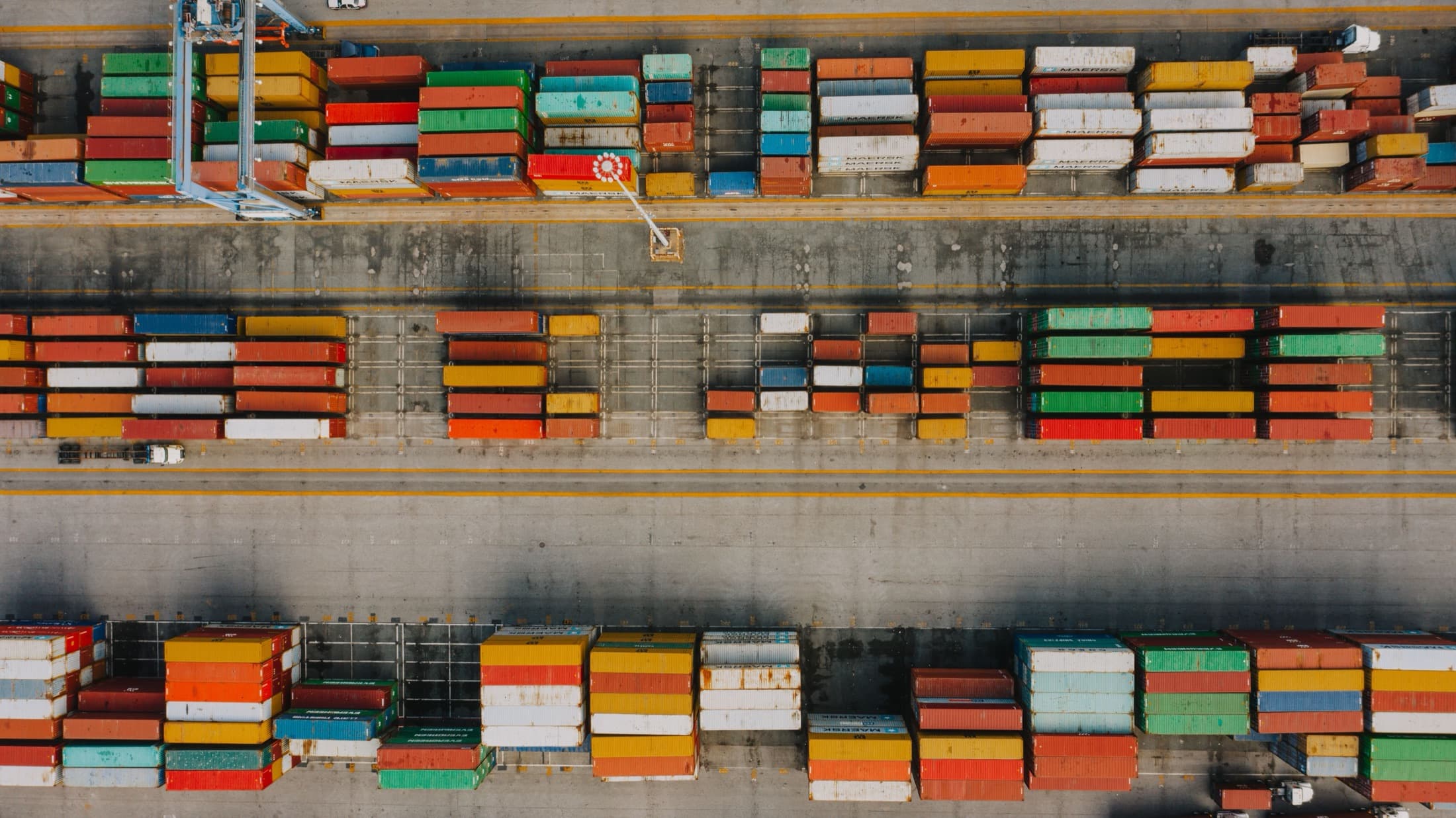 Terminal de containere văzut de sus, cu macarale portic