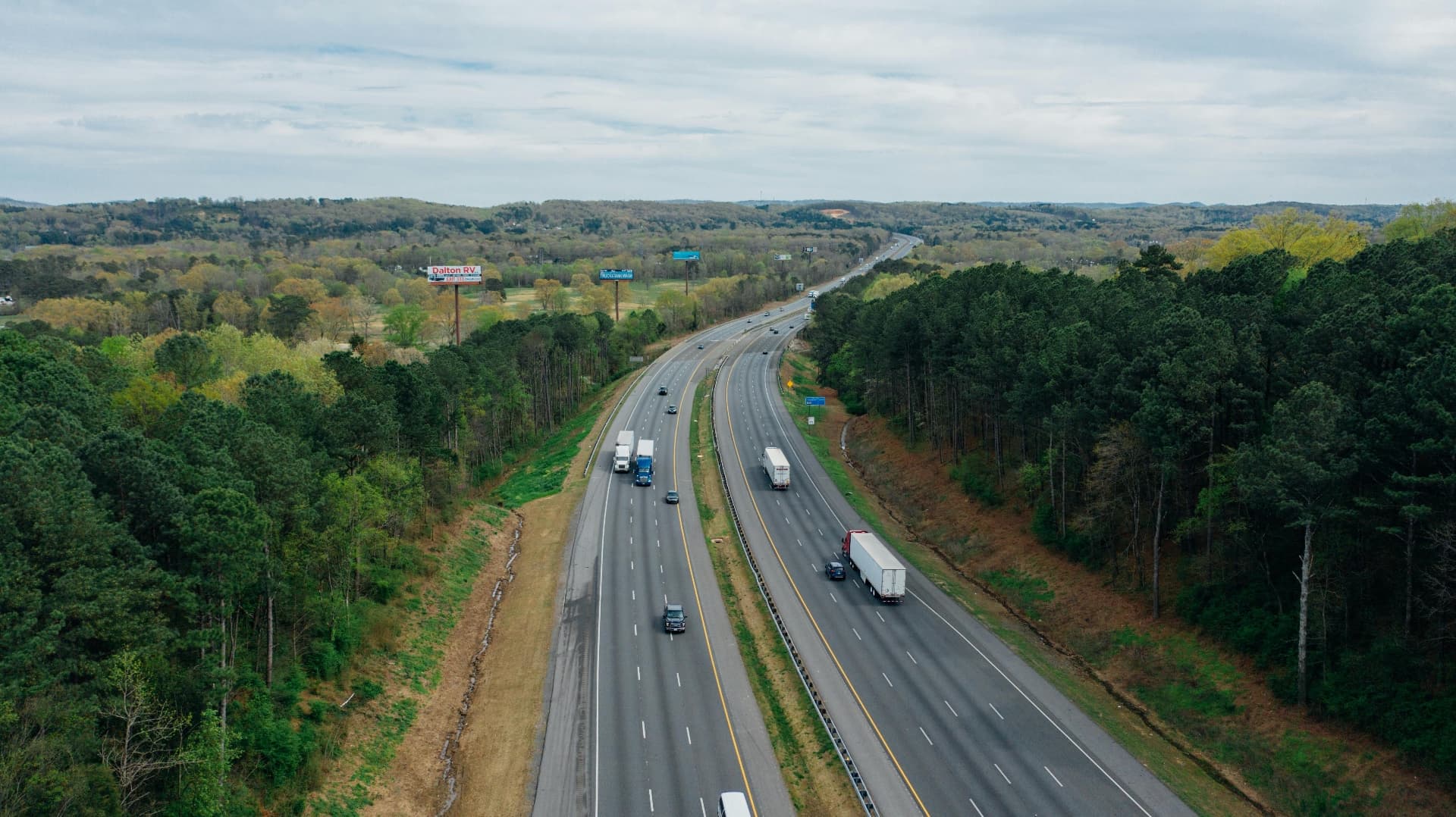 Ansamblu de transport rutier în tranzit pe o autostradă europeană
